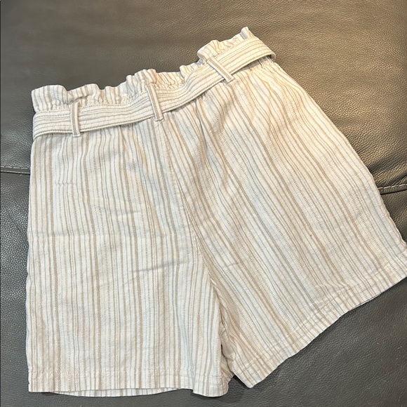 Banana Republic Striped Tan Women's Pleated Belted Shorts, size 4. - Picture 6 of 7